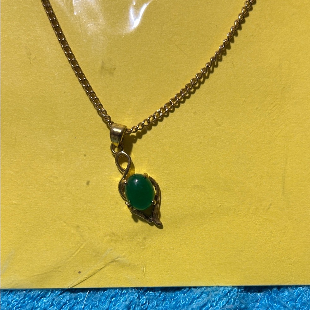 Elegant Gold and Green jade Pendant Necklace